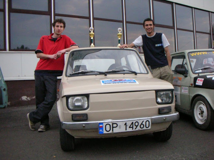 Załoga rally team i Oldtimer `77 fiacik w tle