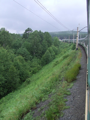 Durch die sanften Hügel des südlichen Ural winden sich die Schienen bis Jekaterinburg.
