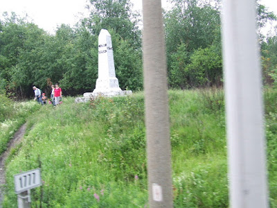 Am Kilometer 1777 markiert ein Obelisk die Grenze zwischen den Kontinenten Europa und Asien.