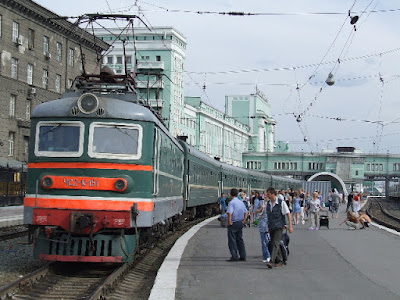 Auf dem Bahnhof von Nowosibirsk - unser Zug steht und am Bahnsteig herrscht emsiges Treiben.