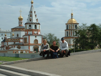 Vor den Stufen zur Aussichtsterasse an der Angara mit einer russisch-orthodoxen Kirche im Hintergrund.
