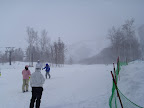 受暴風雪侵襲，滑雪場吊車關閉了(有種自己擡gear上山頂滑下來)
