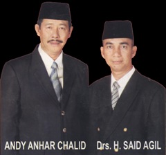 Andi~Agil - Kebetulan cuman pasangan ini yang menyebar brosur sampai di meja saya!!!