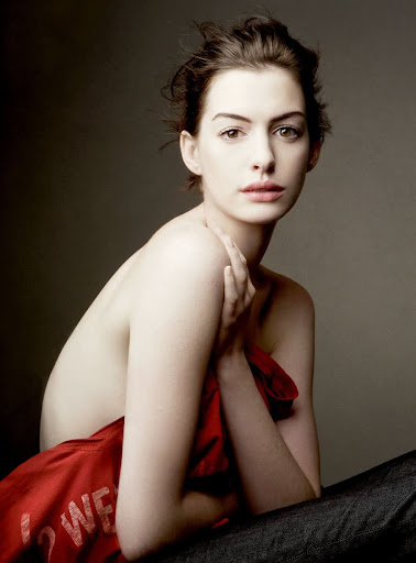 Anne Hathaway ; backless celebrity evening gown'