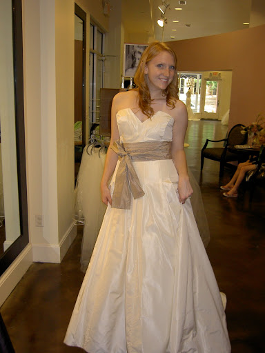 Stunning Simple Bridal' Wedding Gown 2010
