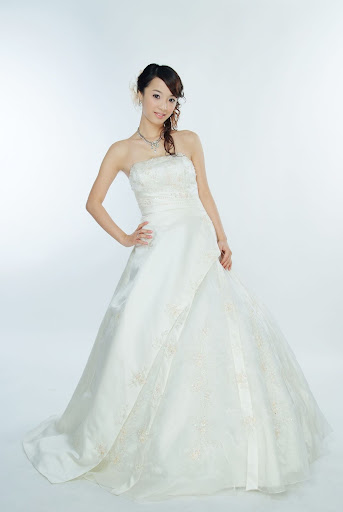 simple look of women wedding dress'
