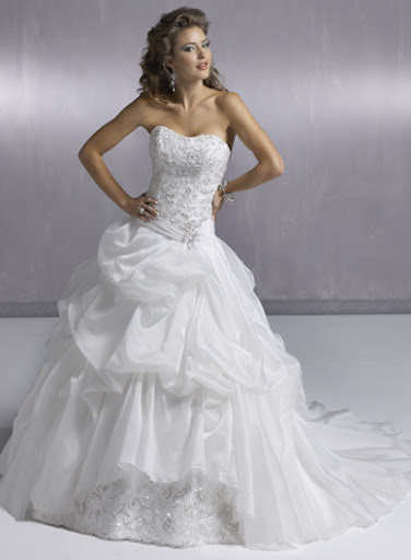 Exquisite-Strapless-Wedding-Gown