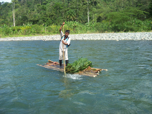 Naso Teribe en balsa tradicional Rio Teribe, Panama