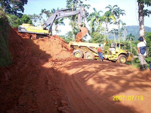 Movimiento de Tierra por la construccion de la carretera en el Bosque Protector de Palo Seco