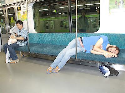 ale durmiendo en el tren en Tokio