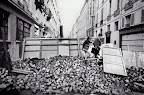 “©Гёксин Сипахиоглу
Двое школьников перебираются через баррикады. Париж. 11 июня 1968  
Göksin Sipahioglu 
Rue de l