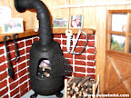 Un bon feu dans le po&ecirc;le &agrave; bois pour r&eacute;chauffer une bricoleuse frileuse!