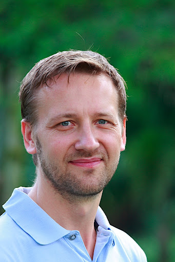 IMAGE: http://lh6.google.com/borneoeye/R1ubmDRmUXI/AAAAAAAABTM/m4YG32O4XYY/Portraits061Portrait.JPG?imgmax=512