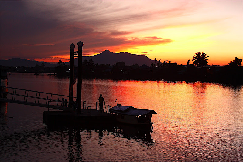 IMAGE: http://lh6.google.com/borneoeye/RqW_s1N1OuI/AAAAAAAAASo/m0b95msXfxE/s800/Sunset06.JPG.jpg