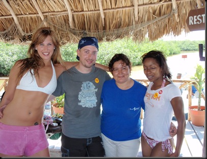 Da esquerda para a direita: Talia, eu, Heidi a guia da excursão e Chavonda a bailarina.