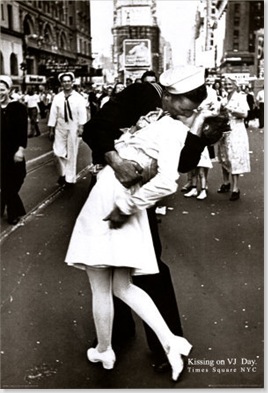 BAW90001~Beso-en-el-dia-de-San-Valentin-Times-Square-8-de-mayo-1945-Posters