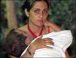 Balsera cubana con su hijo