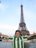 Néstor en la Torre Eiffel de París