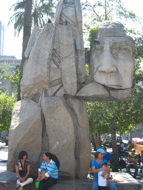 A sculpture in la plaza d'armas