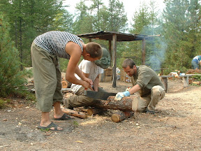 Jegor, Helmut und Oliver machen Feuerholz.