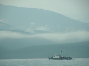 Aus der feuchten Taiga stiegen Nebelschwaden auf. Der Bootverkehr zwischen Chakusy und Nishneangarsk war ein weiteres Zeichen von Zivilisation.