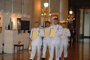 Court officials hand-carrying the last four volumes of Tipitaka in to the hall, Foreign Minister 2007 