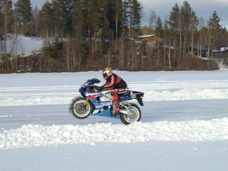 [a_motorcycle_on_icemotoled_15.jpg]