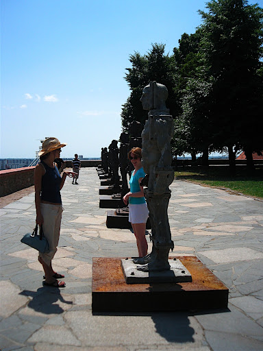 A statue and his... ?!