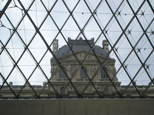 Desde dentro da piramide do Louvre