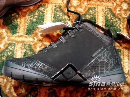 A live look at the All Black Zoom LeBron Soldier II