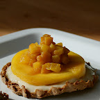 Tartelette fine à la mangue sur lit de crème coco citron vert