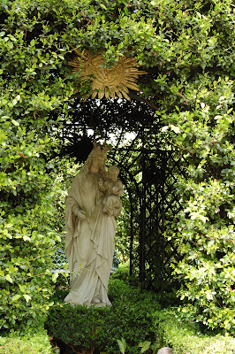 Madonna and child statue. Garden District, New Orleans, LA. 