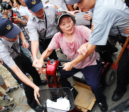 藍阿姨被拔走鑰匙方式請下代步車,圖片取自Chyng相簿。 藍阿姨被拔走鑰匙方式請下代步車,圖片取自Chyng相簿。