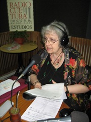 Rita leyendo los mensajes de los oyentes.