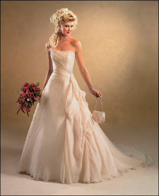 Pretty Women in ivory sexy wedding dress 003.jpg