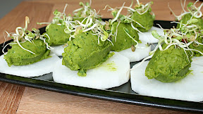 Canapés de radis surmontés d'un humus pois cassés-pousses d'épinards