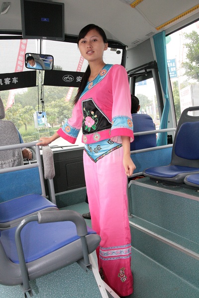 穿着布依族服装的导游