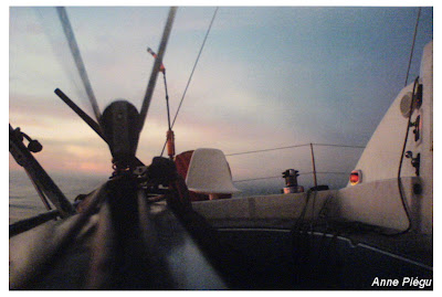 Cockpit de Abracatabra à la tomber de la nuit vu du rail d’écoute de grand voile. Le compas est déjà allumé.  