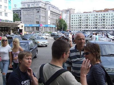 Nach einer Busfahrt vom Bahnhof in die Innenstadt beginnen wir unseren Stadtrundgang am Gorkiplatz.
