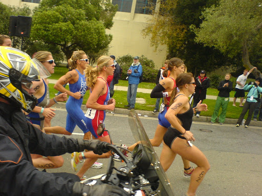 Women take off on run #1 (Jillian in front)