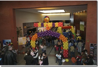 expo2 ingreso payaso con gente