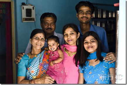 world smallest girl Jyoti Amge  family photo picture