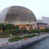 Esse é o Esplanade, a versão local do Sydney Opera House; sua arquitetura é 100% inspirada na fruta-herói local, o Durian