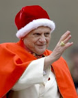 Papa Bento XVI com gorro de Papai Noel