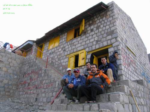 نمایی از پناهگاه سرچال در مسیر علم کوه 